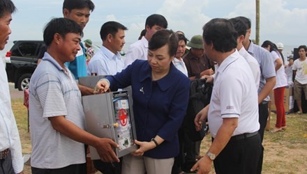 กระทรวงสาธารณสุขมอบตู้ยาให้แก่ชาวประมงห่าติ๋งที่จับปลาน้ำลึก - ảnh 1